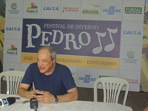 Toquinho faz o público cantar e se emocionar cantando clássicos da MPB - Imagem 22