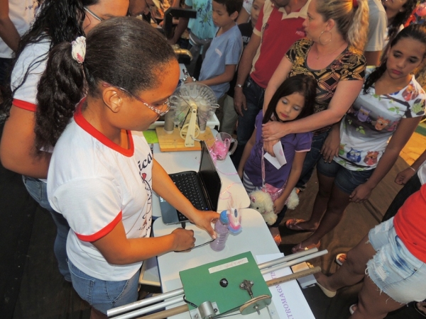 Público prestigia feira da CEEP com demonstrações práticas de física - Imagem 9