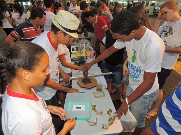 Público prestigia feira da CEEP com demonstrações práticas de física - Imagem 2