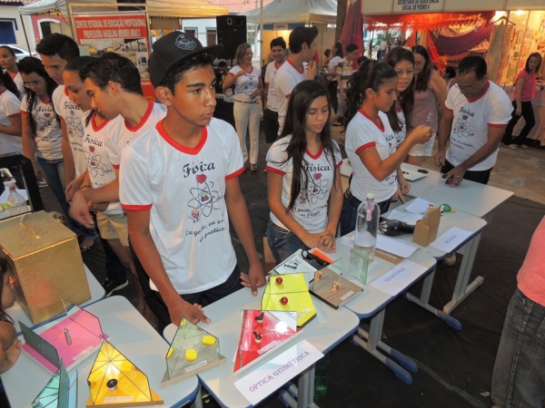 Público prestigia feira da CEEP com demonstrações práticas de física - Imagem 6