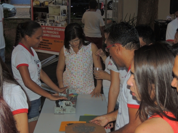 Público prestigia feira da CEEP com demonstrações práticas de física - Imagem 13