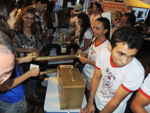 Público prestigia feira da CEEP com demonstrações práticas de física - Imagem 25