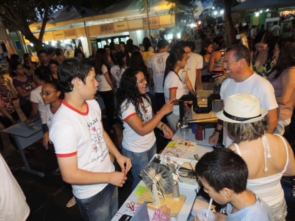 Público prestigia feira da CEEP com demonstrações práticas de física - Imagem 32