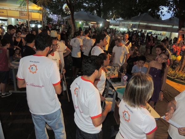 Público prestigia feira da CEEP com demonstrações práticas de física - Imagem 33