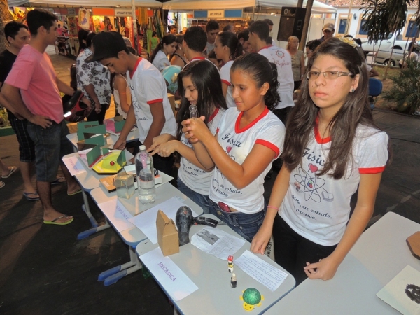 Público prestigia feira da CEEP com demonstrações práticas de física - Imagem 8