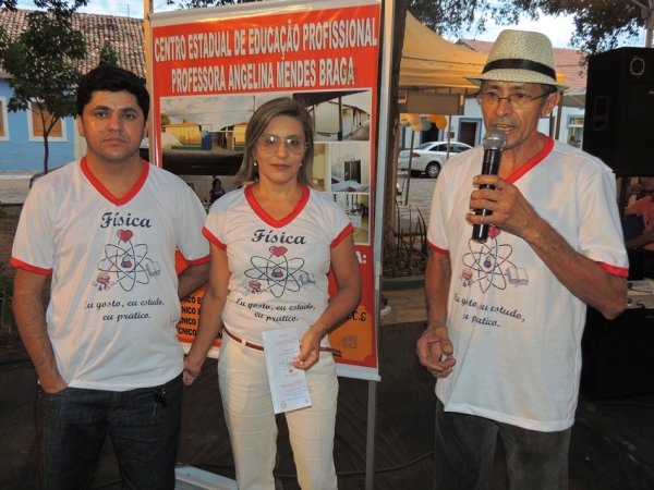 Público prestigia feira da CEEP com demonstrações práticas de física - Imagem 16