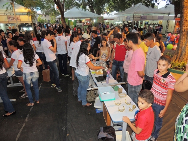 Público prestigia feira da CEEP com demonstrações práticas de física - Imagem 11