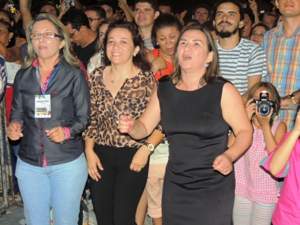 Toquinho faz o público cantar e se emocionar cantando clássicos da MPB - Imagem 47