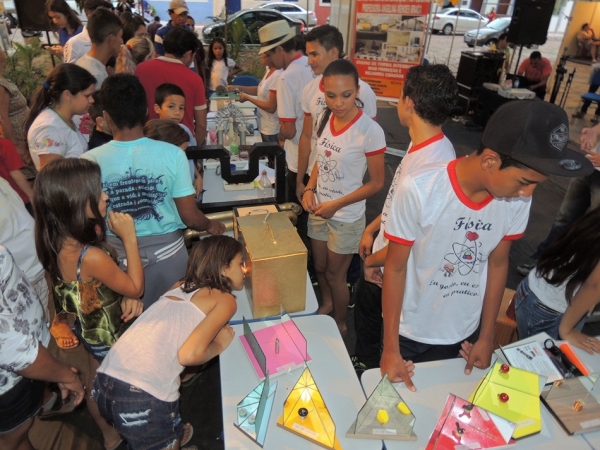 Público prestigia feira da CEEP com demonstrações práticas de física - Imagem 7