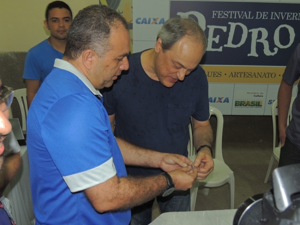 Toquinho faz o público cantar e se emocionar cantando clássicos da MPB - Imagem 25