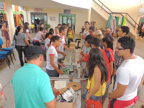 Público prestigia feira da CEEP com demonstrações práticas de física - Imagem 35