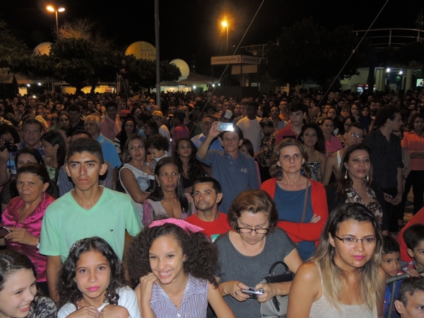 Toquinho faz o público cantar e se emocionar cantando clássicos da MPB - Imagem 8