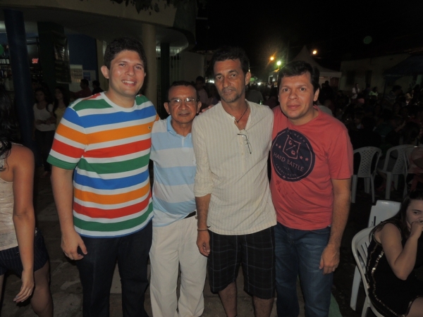 Toquinho faz o público cantar e se emocionar cantando clássicos da MPB - Imagem 13