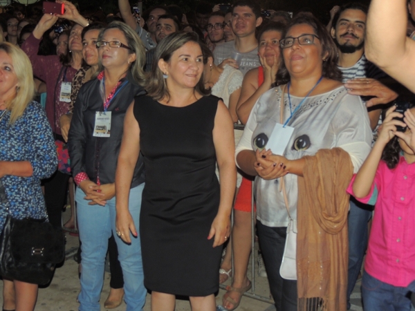 Toquinho faz o público cantar e se emocionar cantando clássicos da MPB - Imagem 46