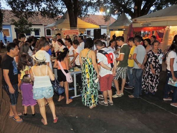 Público prestigia feira da CEEP com demonstrações práticas de física - Imagem 24