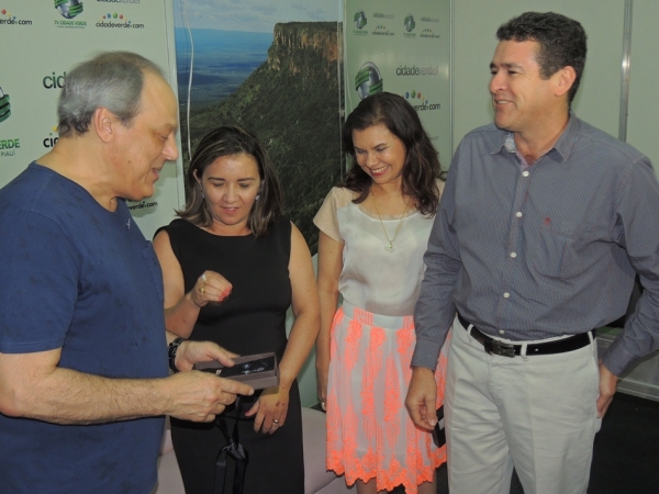 Toquinho faz o público cantar e se emocionar cantando clássicos da MPB - Imagem 31