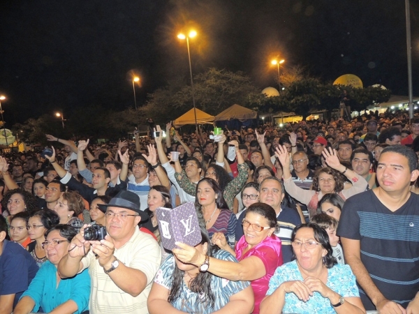 Toquinho faz o público cantar e se emocionar cantando clássicos da MPB - Imagem 42