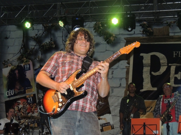 Toquinho faz o público cantar e se emocionar cantando clássicos da MPB - Imagem 3