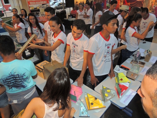 Público prestigia feira da CEEP com demonstrações práticas de física - Imagem 5