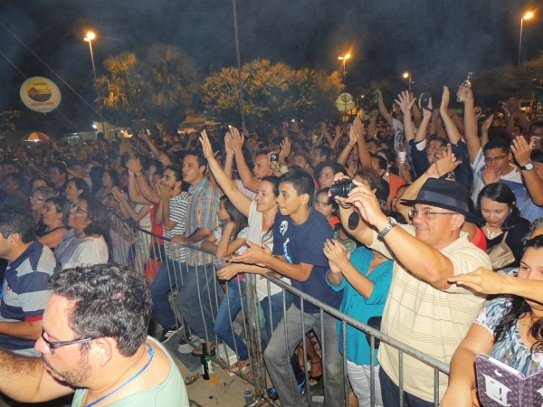 Toquinho faz o público cantar e se emocionar cantando clássicos da MPB - Imagem 44