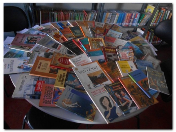 Secretaria da Vara única da Comarca de Inhuma  faz doações para a Biblioteca Municipal “Fonte de Cultura”  - Imagem 1