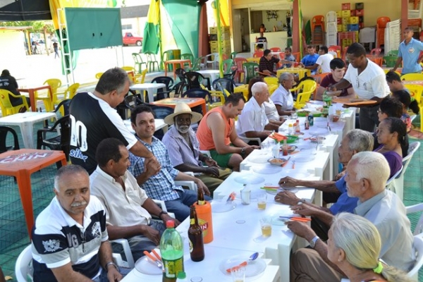 Prefeito oferece almoço para idosos do Serviço de Convivência e Fortalecimento de Vínculos - Imagem 1