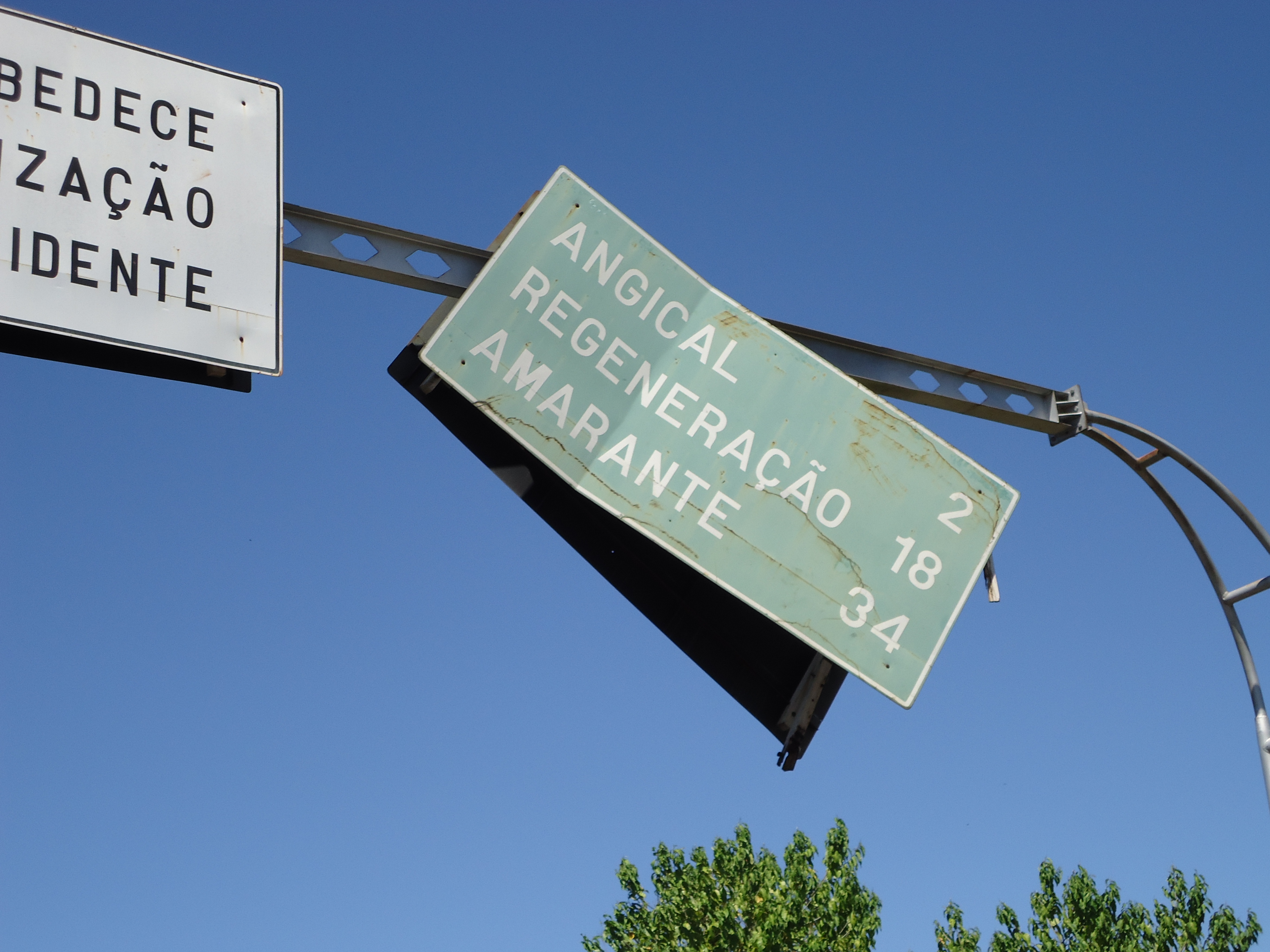 Placa de sinalização ameaça cair sobre a BR 343 em Angical