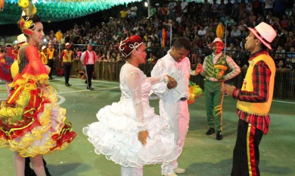Prefeito Adriano Ramos (PT) entrega premiações do X Festival Cultural com cheque em COCAIS - Imagem 9