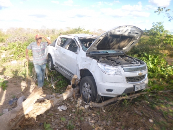 Caminhonete S 10 capota com família na BR 135 próximo a Redenção do Gurguéia  - Imagem 2