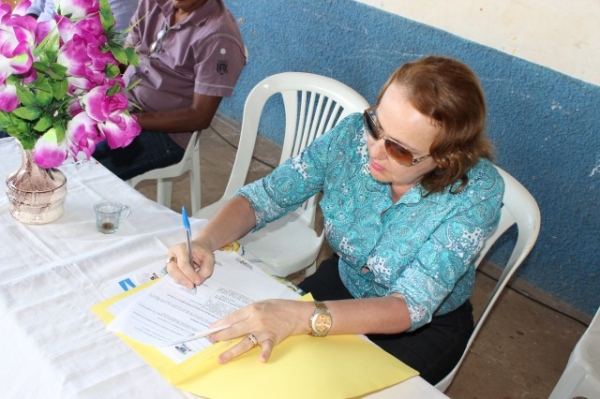 Salete Rêgo prefeita de Miguel Alves Assina ordem de serviço para a construção da cobertura da quadra na zona rural do município - Imagem 6