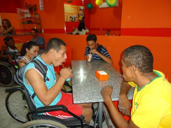 Alunos Especiais da Escola Santa Catarina Visitam a MilkShake Express - Imagem 11