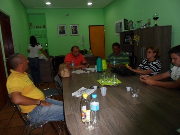 Prefeito se reúne com Vereadores para tratar de assunto de interesses do povo - Imagem 3