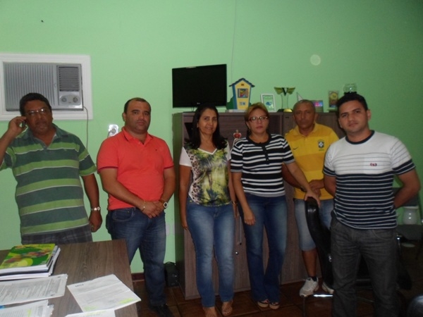 Prefeito se reúne com Vereadores para tratar de assunto de interesses do povo - Imagem 4