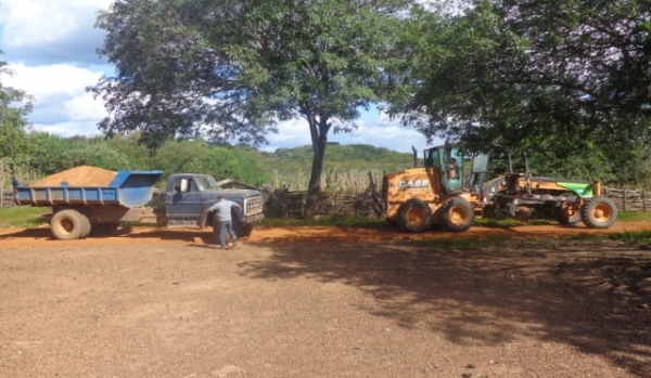 Prefeitura de Jatobá recupera estradas vicinais de várias comunidades - Imagem 4