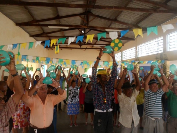 Idosos participam de Arraiá Junino realizado pela Semasc - Imagem 3