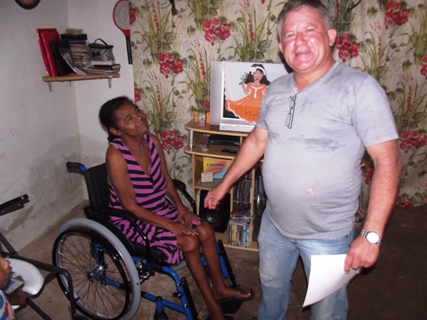 SEMID realiza entrega de cadeira de rodas em Esperantina