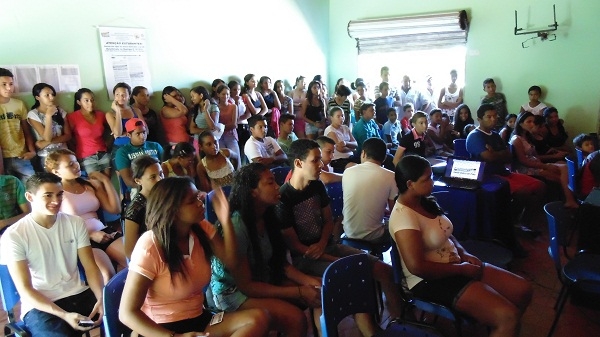 Em Santo Inácio lei da meia-entrada entra em vigor e alunos recebem sua primeira carteira  - Imagem 1