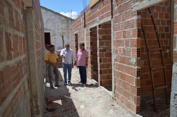 Prefeito visita mais uma Unidade de Saúde em construção na sede de Buriti dos Lopes - Imagem 1