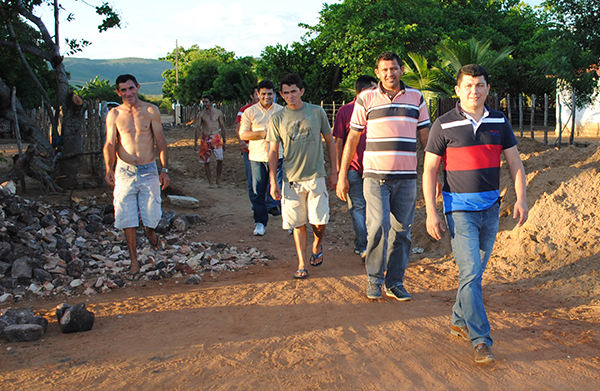 Prefeito Rubens Vieira vistoria obras de pavimentação poliedrica do povoado Boiba