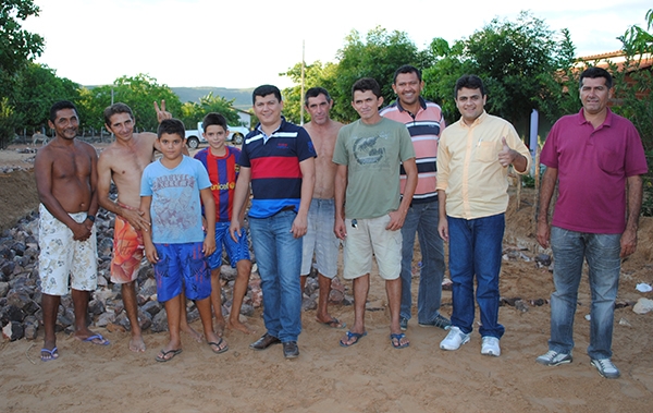 Prefeito Rubens Vieira vistoria obras de pavimentação poliedrica do povoado Boiba - Imagem 1
