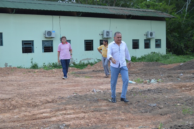 Prefeito Bernildo Val vistoria terreno que será construído quadra de esporte