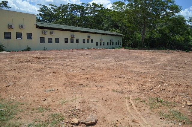 Prefeito Bernildo Val vistoria terreno que será construído quadra de esporte - Imagem 1