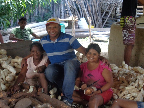 Secretário de Agricultura comemora com os agricultores a safra da farinha 