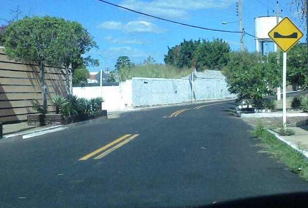 Prefeitura faz a sinalização horizontal e eletrônica de ruas asfaltadas 