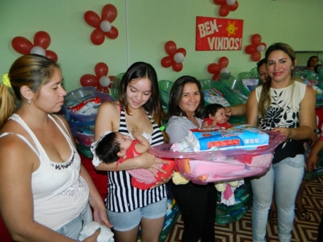 Prefeitura entrega enxovais a mães que deram a luz - Imagem 5