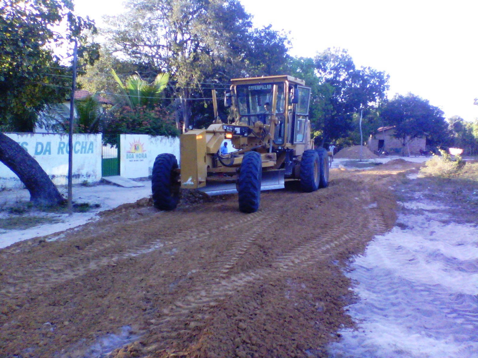 Prefeito recupera estrada da localidade São Jose dos Quirinos