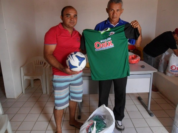 Equipes recebem material esportivo  - Imagem 5