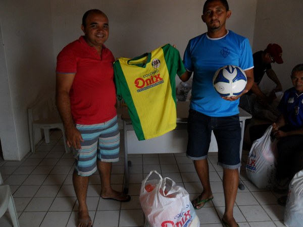 Equipes recebem material esportivo 