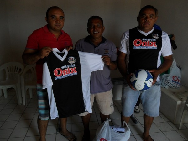 Equipes recebem material esportivo  - Imagem 4
