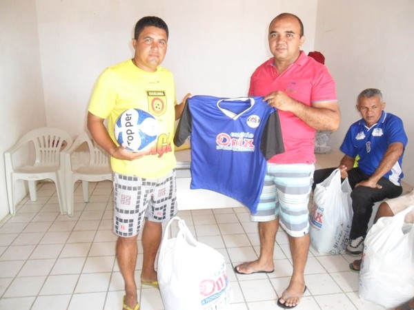 Equipes recebem material esportivo  - Imagem 9